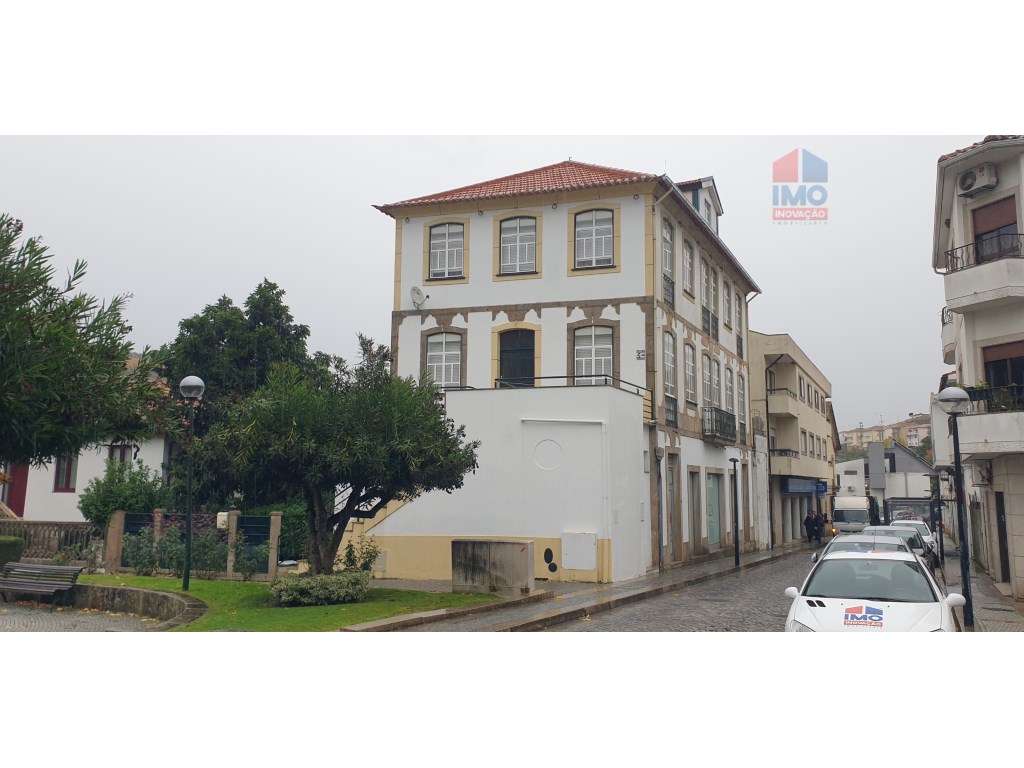 Imponente moradia com amplo terreno no coração de Sta. Marta de Pen...-0