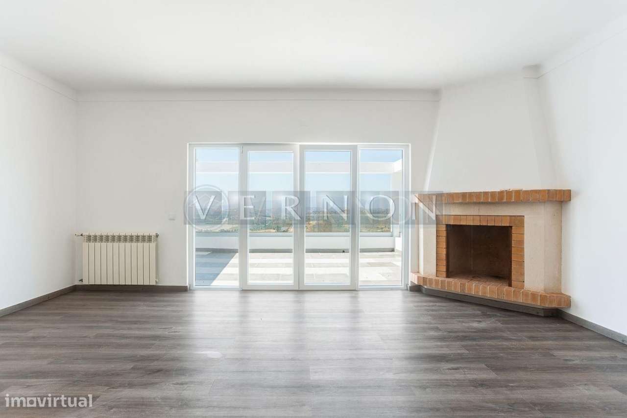 Moradia Renovada T4 com Vista Rio Arade, Piscina e 2.450 m² de Terreno-2