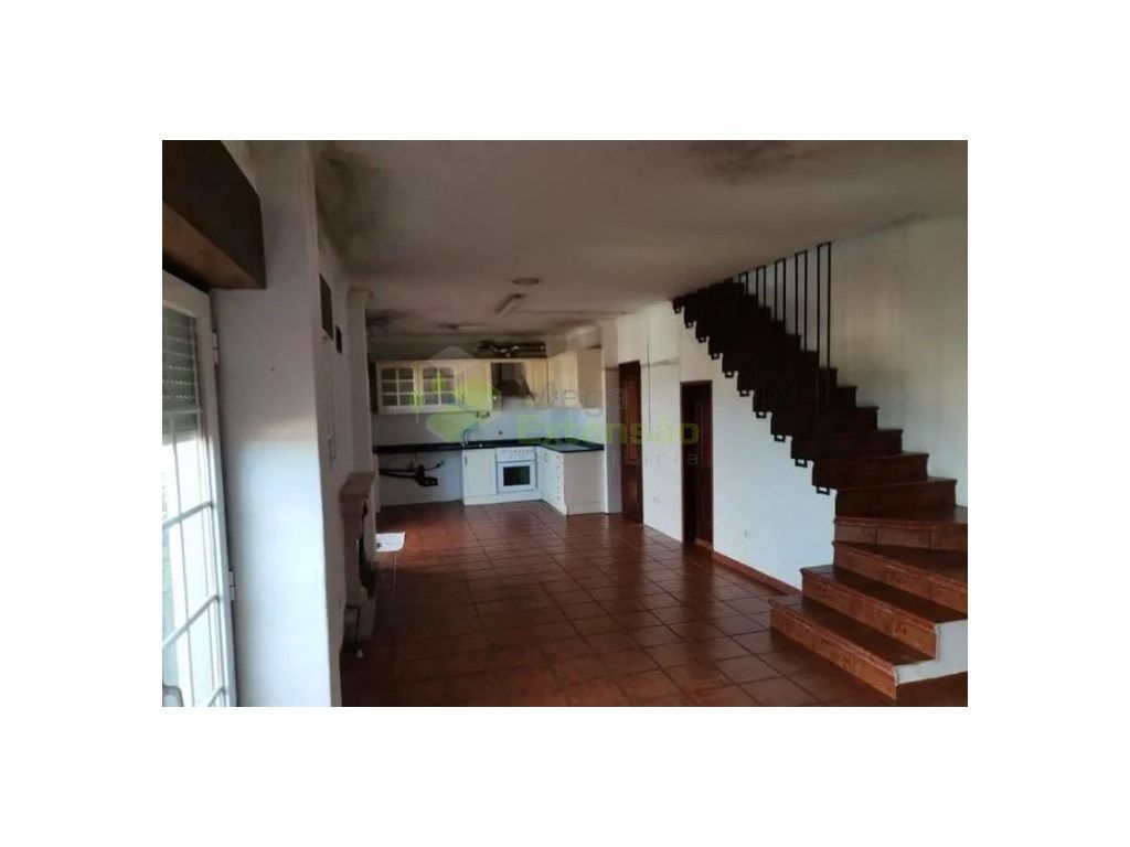 Apartamento T3 Duplex, por recuperar, Azambuja