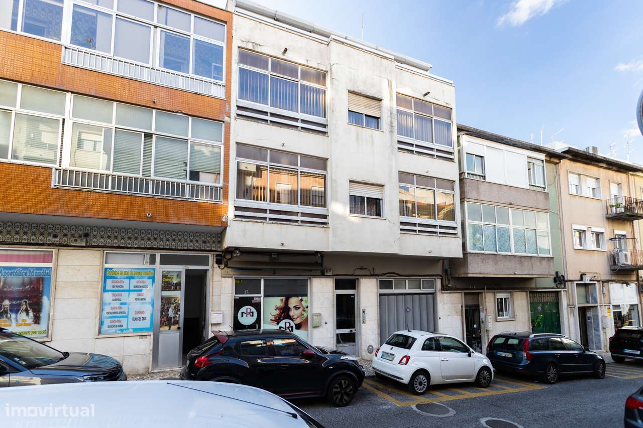 Apartamento T2 na Amadora: Potencial Único com Sótão e Varanda Solaren-33