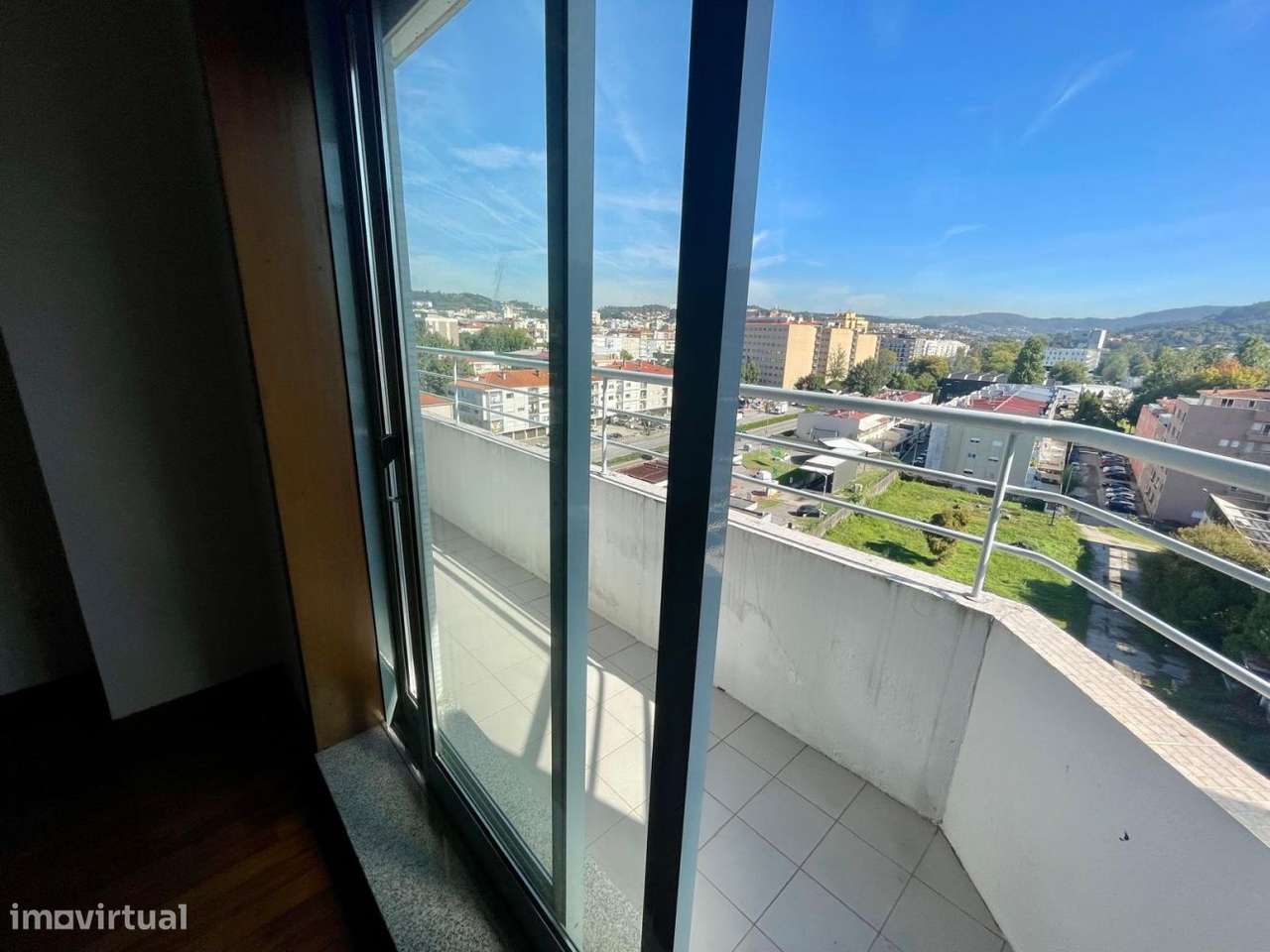 Apartamento T5 Duplex com Terraço, Lareira e Garagem em Zona Premium-14