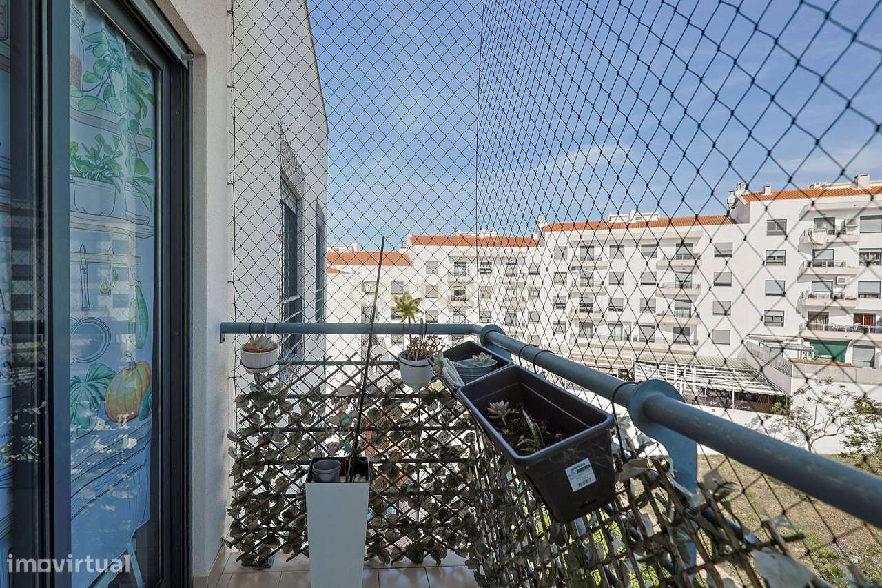 Apartamento T2 com Garagem, no Parque Luso em Corroios.-24