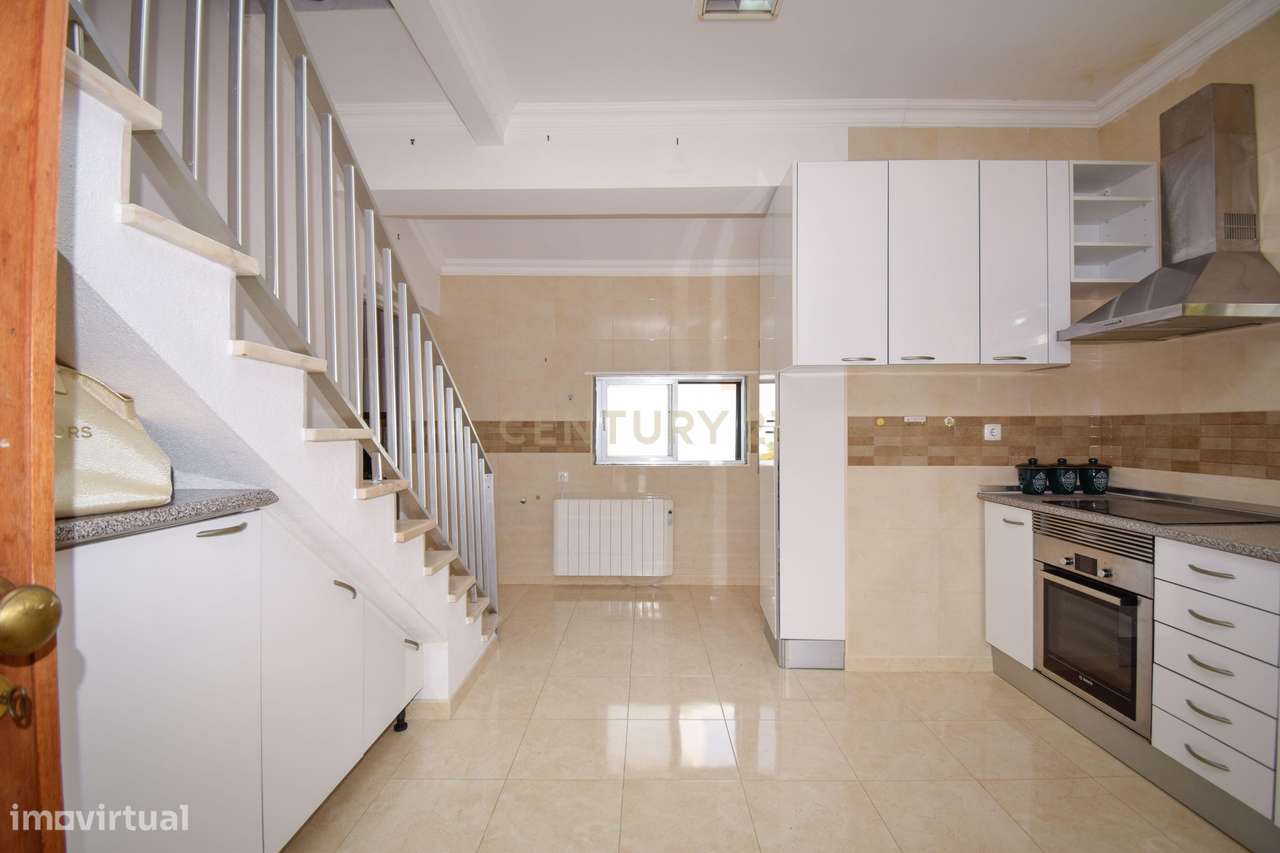 Moradia com Potencial Único em Queijas – 3 Pisos, Jardim e Garagem - Grande imagem: 4/45