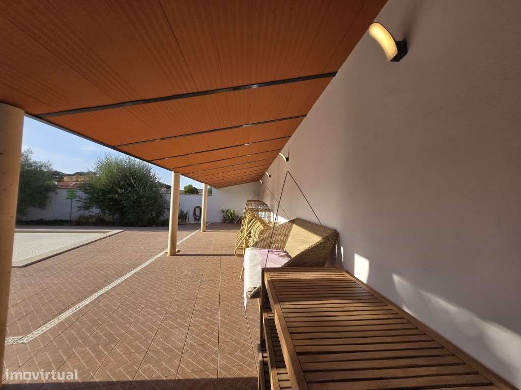 Moradia T5 Moderna com Piscina Aquecida e Garagem para 4 Carros-42