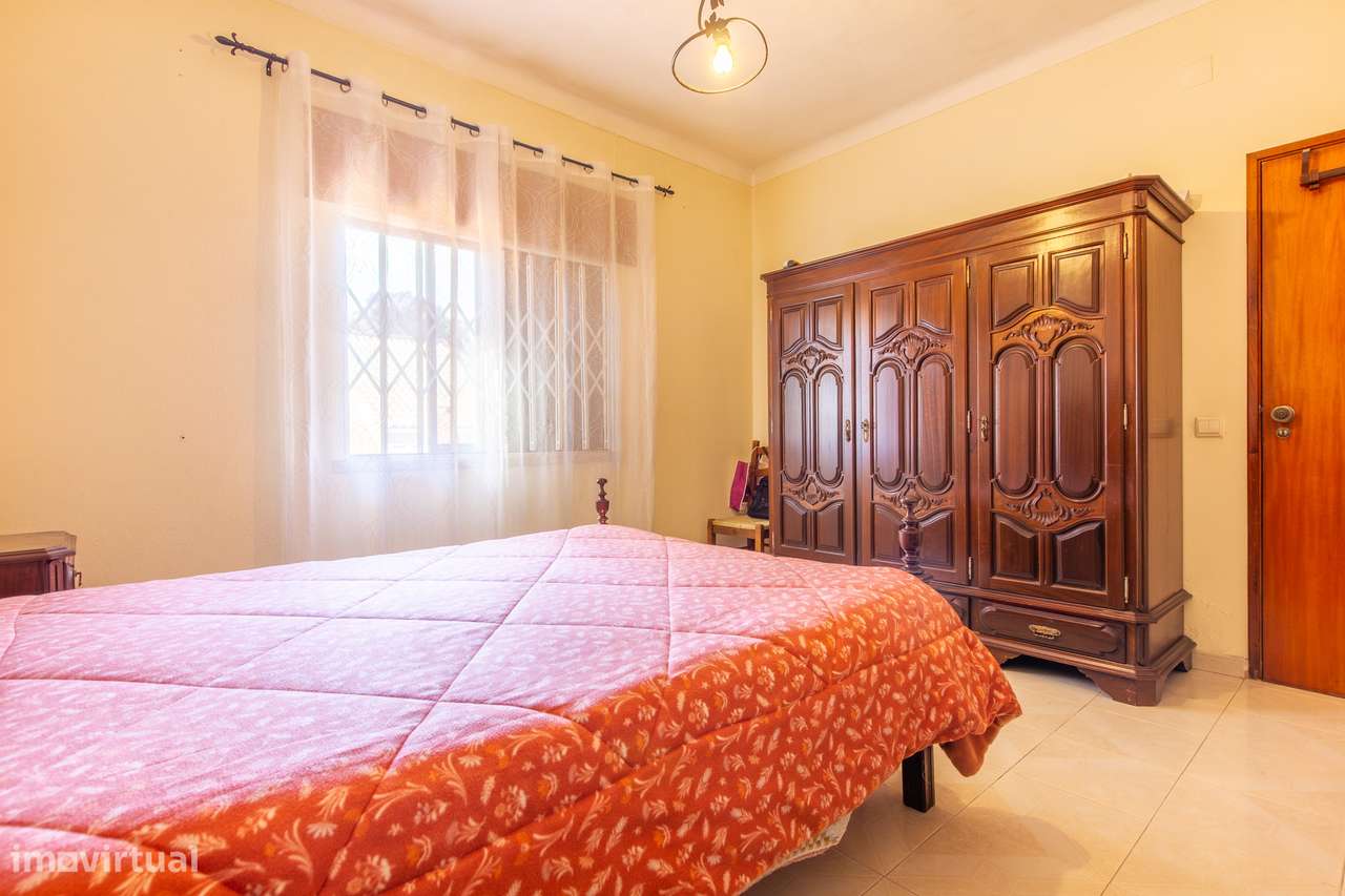 Moradia T5 isolada com jardim e terraço em Quinta do Conde-34