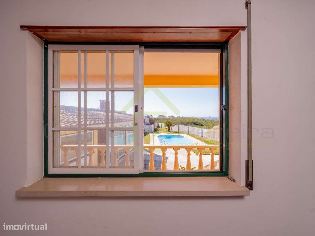Moradia T2+2 com piscina e Vista Mar em Localização única-11