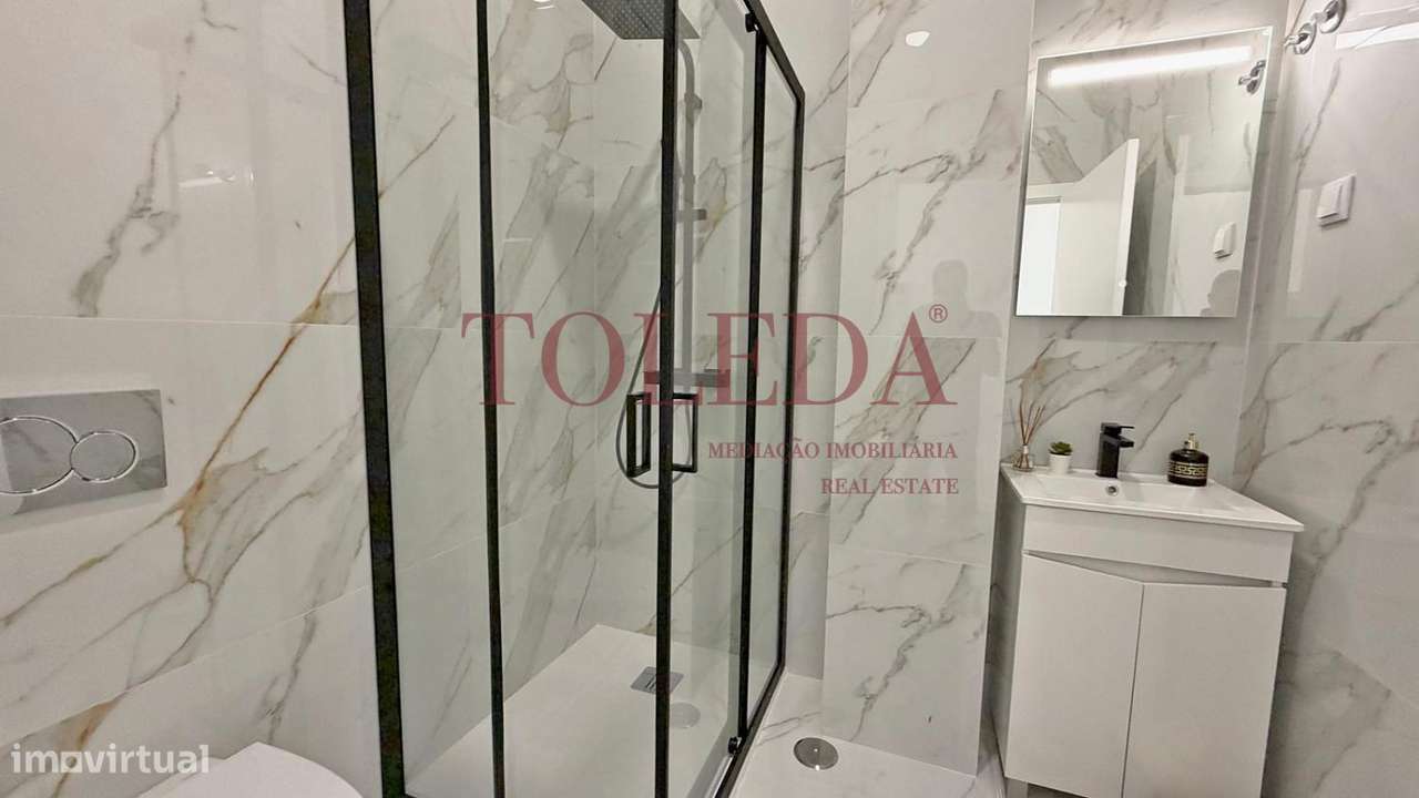 T2 em Santa Apolónia Remodelado com Terraço-20