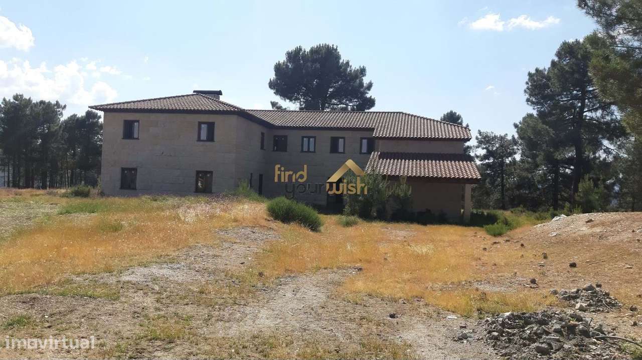 Espetacular moradia T9 de traça tradicional, com dois pisos, no coraçã-26