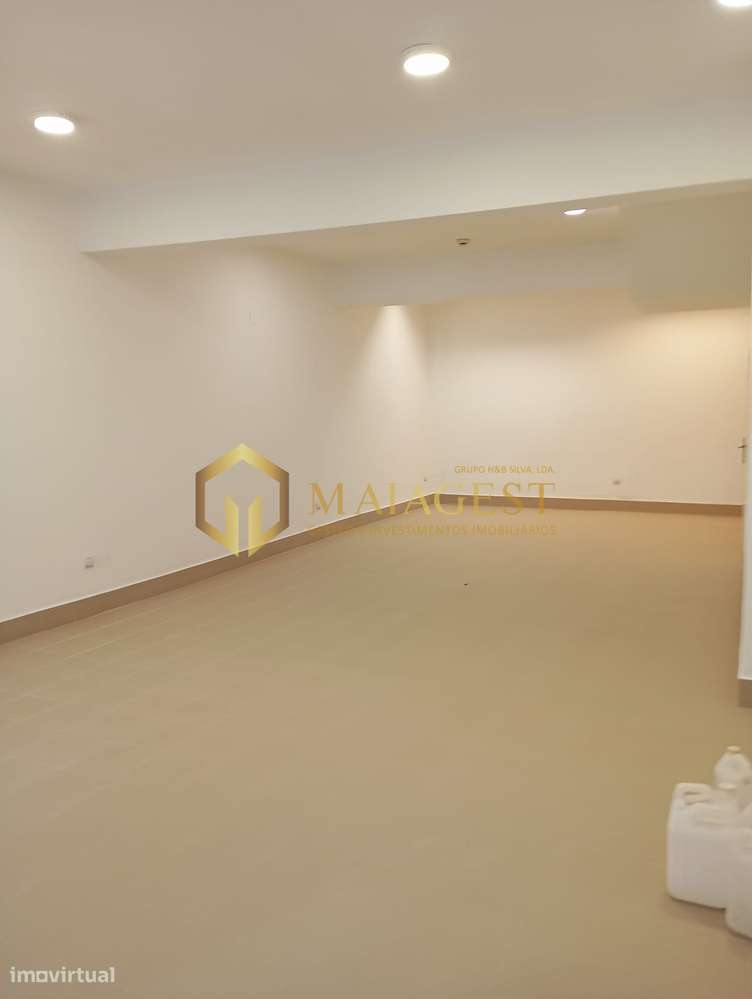 Loja totalmente renovada junto da estação de Metro de Faria Guimarães - Grande imagem: 2/20