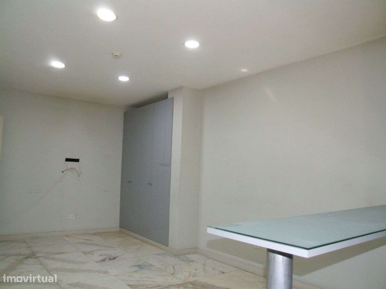 Armarém+ cave + 2 lugares de garagem- A 28 - Grande imagem: 4/12