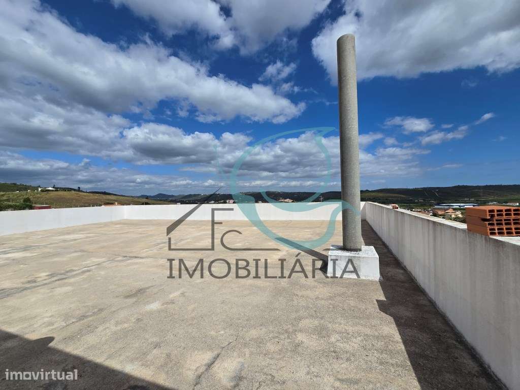 EXCLUSIVO - Excelente moradia de 2 pisos, com licença AL-46