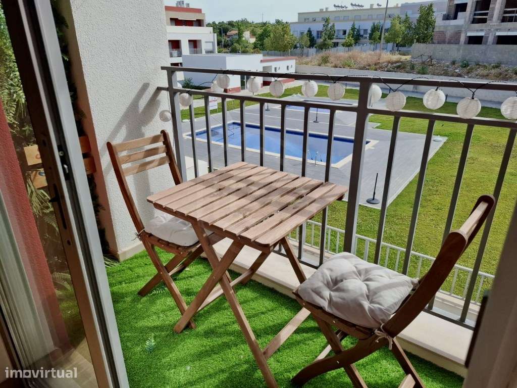 Apartamento T2 de arquitetura moderna inserido em condomínio com pi...-17