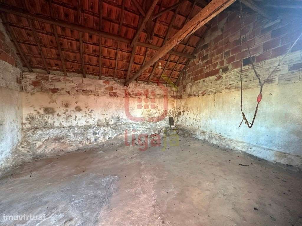Moradia T2 com Terreno e Anexos - Ourém!-19