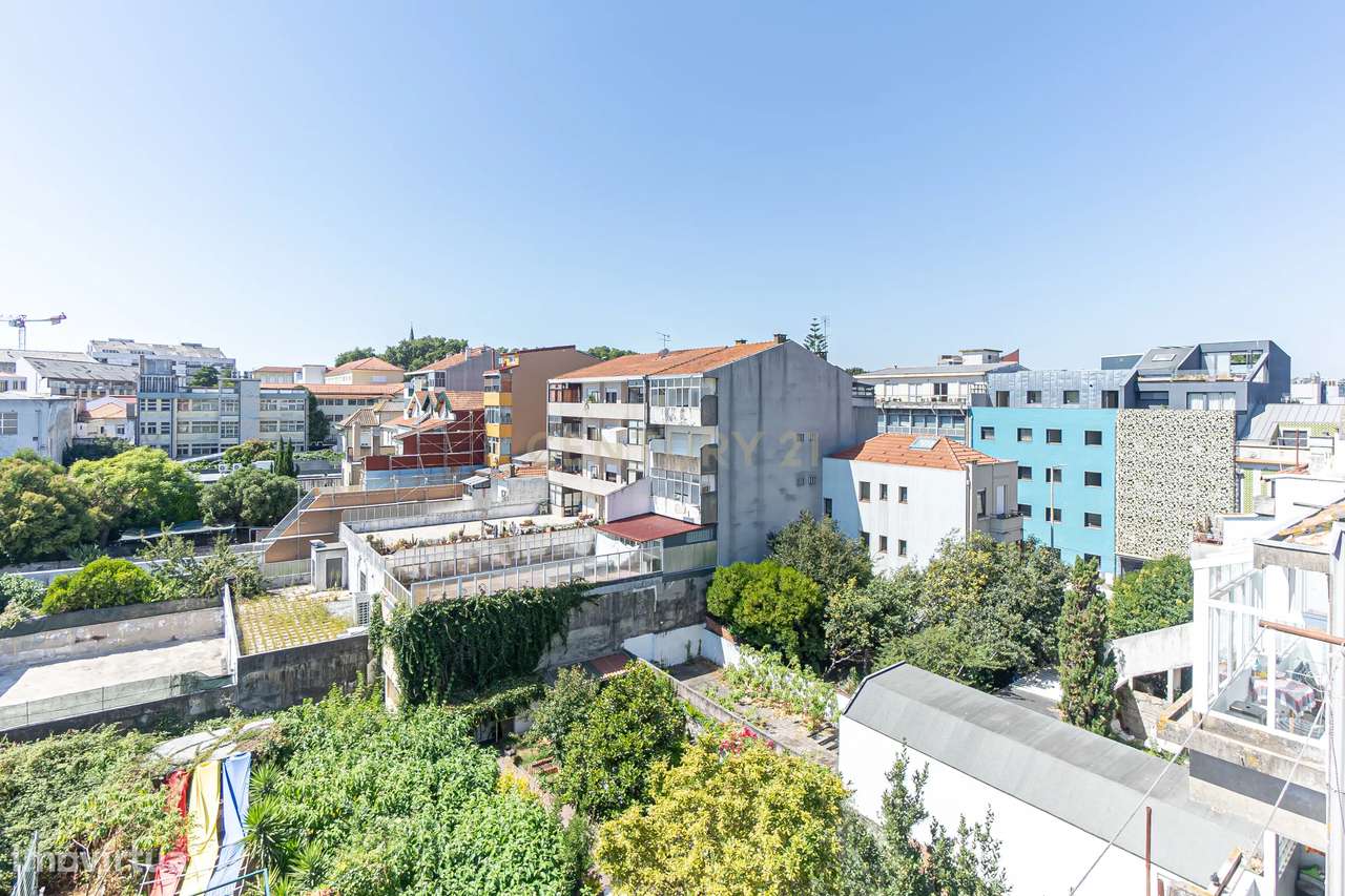 Apartamento T2+1 com Terraço na Prestigiada Rua da Alegria-27