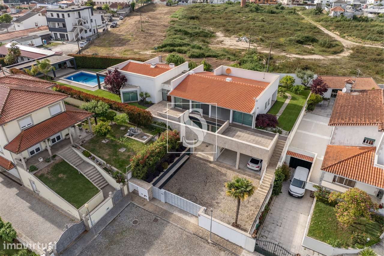 Exclusiva Moradia T4+1 c/ Piscina Aquecida e mais de 380 m²-1
