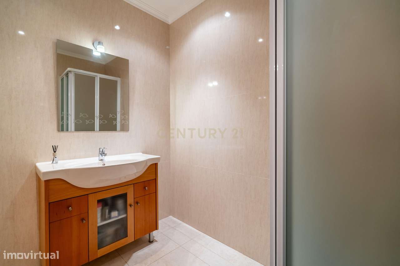 Excelente apartamento T2 com varanda ampla, piscina e campo de ténis.-9