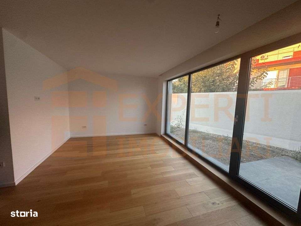 Vila deosebita de vanzare - zona Mamaia Nord pe malul lacului - Imagine principală: 2/19