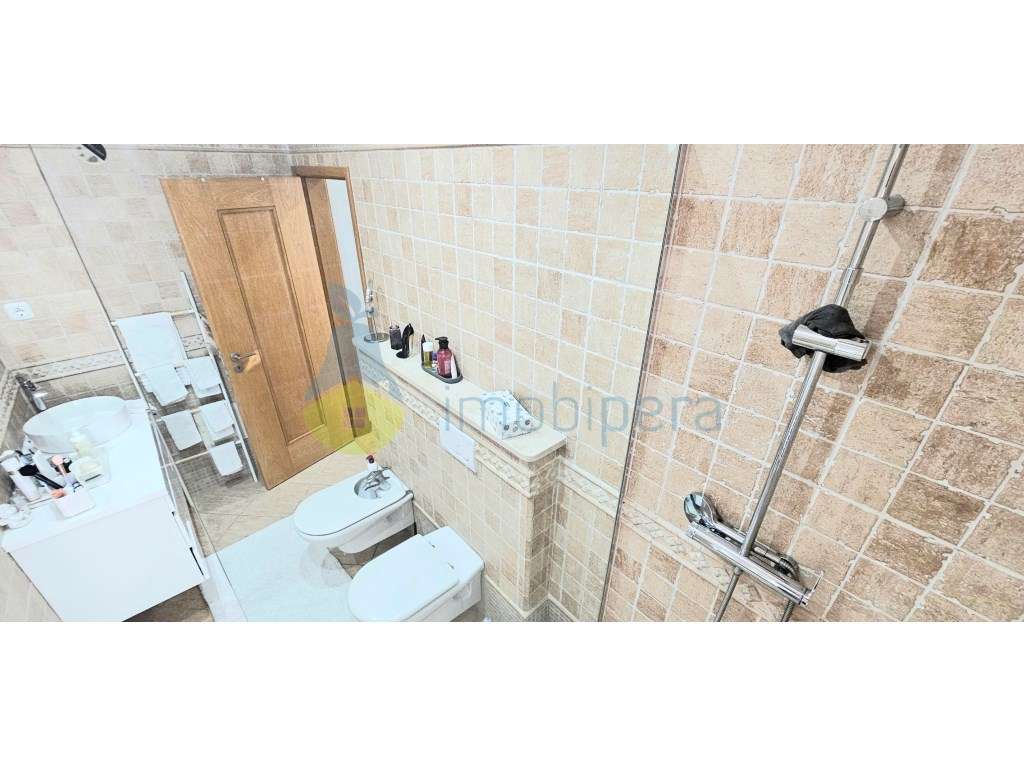 Moradia T4 com 260m2 de área e cave de 95m2, localizada no Monte da...-36