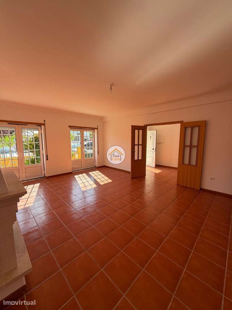 Moradia T4 no centro de Cantanhede com dois pisos e terraço.-9
