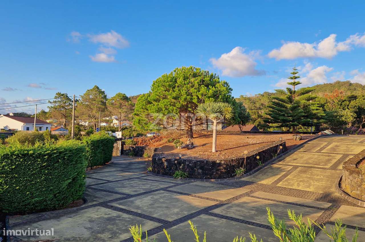 Moradia T4+1 na Ilha do Pico com Terraço Panorâmico e Vista Mar-32