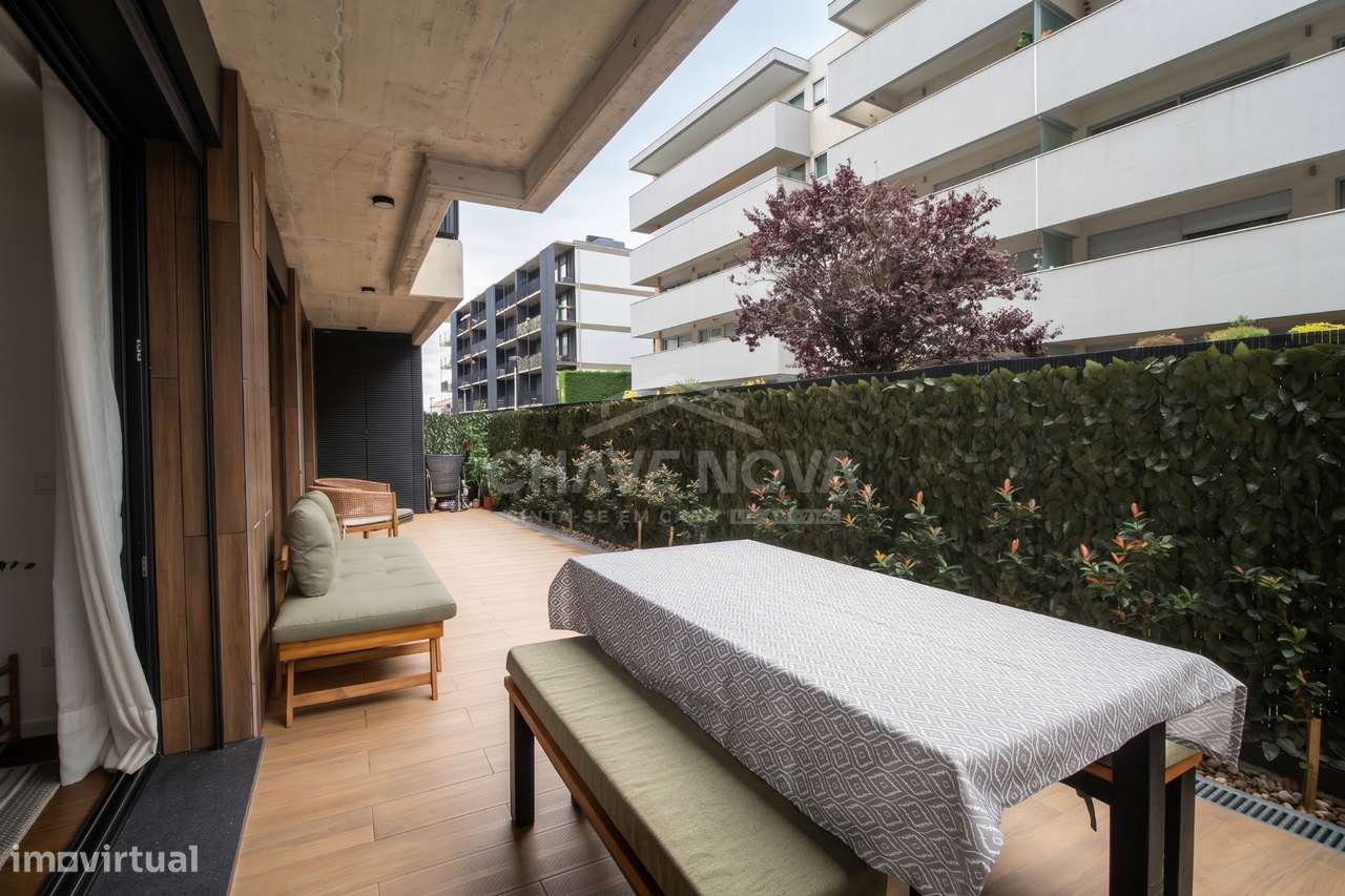 T2 Como Novo c/ Terraço em Santa Marinha (Candal)-15