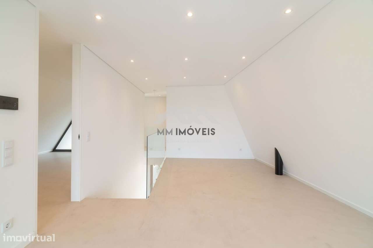 Moradia T3+1 | NOVA | Piscina | Francelos | 4 Frentes | Box | Praia-11