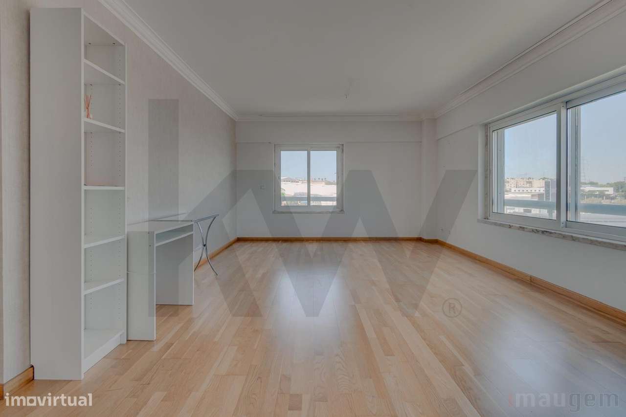 T3 Renovado com Lugar de Garagem e Arrecadação | 133 m2 | Prior Velho-8