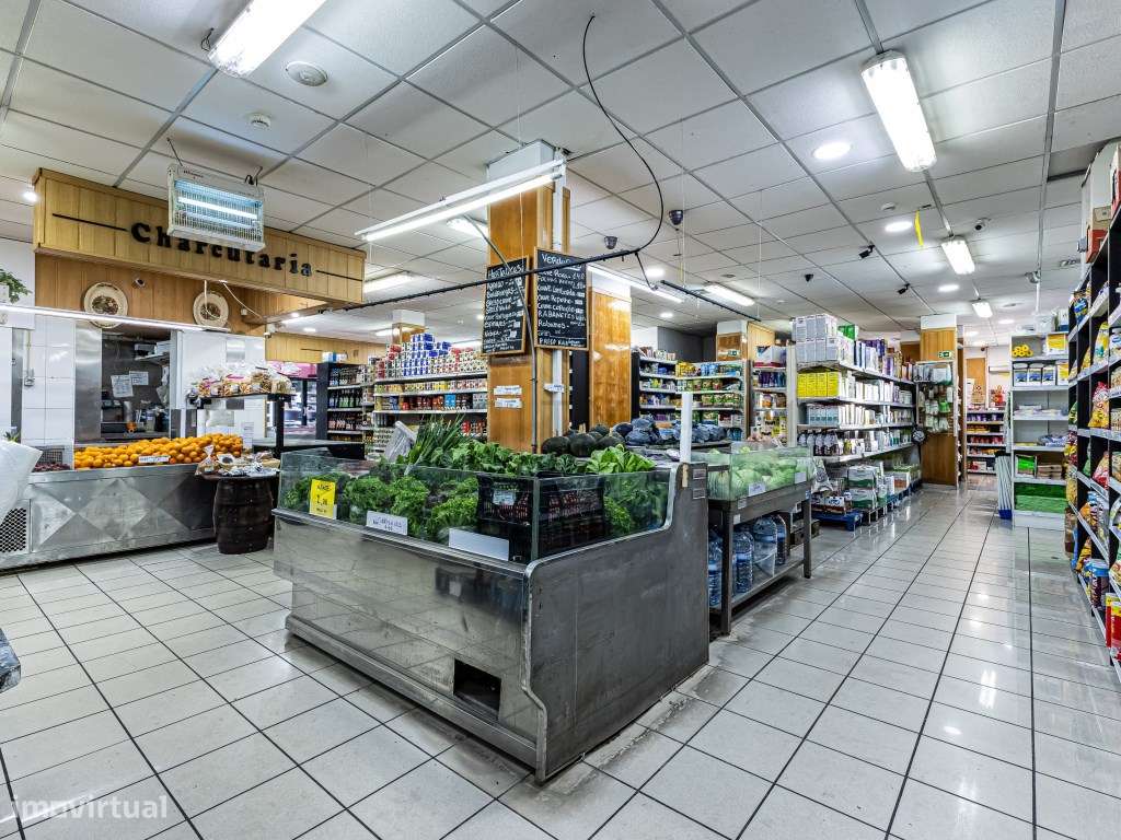 Supermercado em funcionamento no centro de Albufeira-18