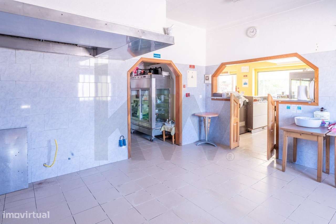 Quinta com 14.920m2 com Moradia T6 e Café em Tomar-27