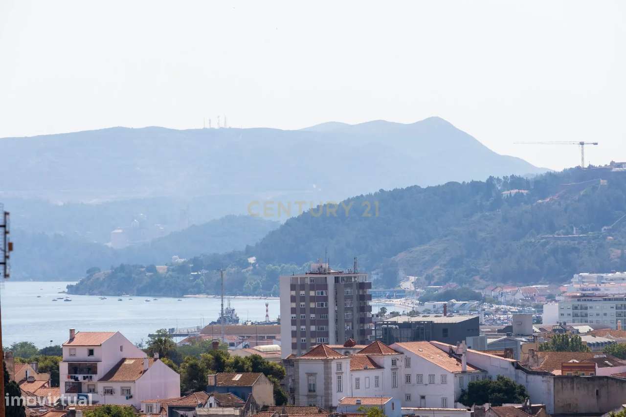 Apartamento T3 com Vista Rio e Garagem – Centro de Setúbal-15