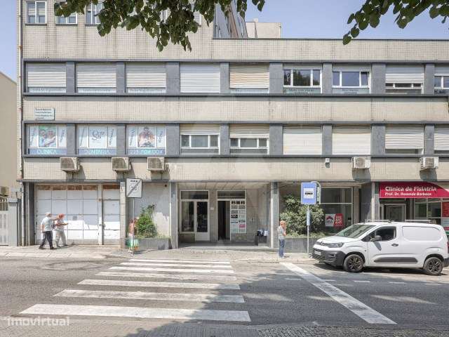 Apartamento T1+1 com arrumos e lugar de garagem em Mafamude!-37
