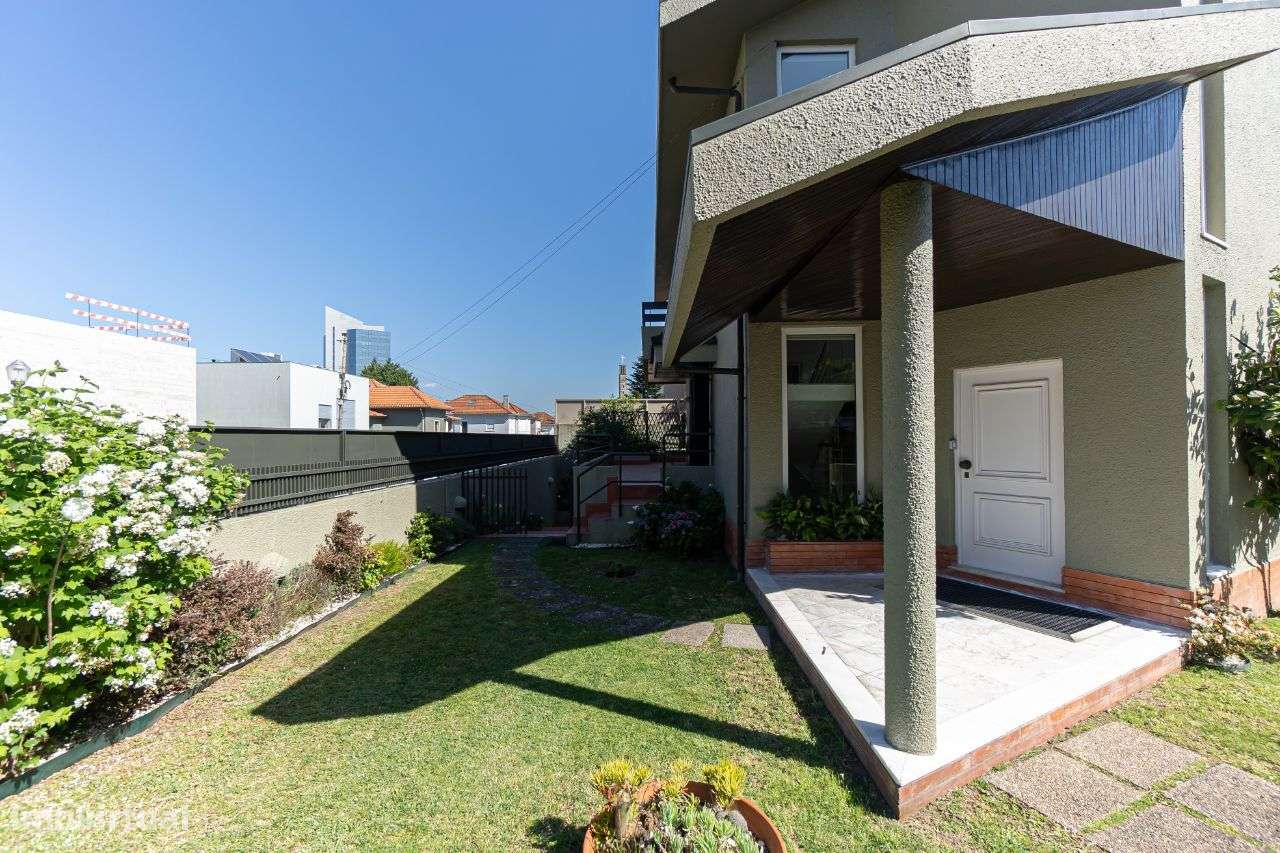 Moradia totalmente remodelada na melhor zona das Antas-53