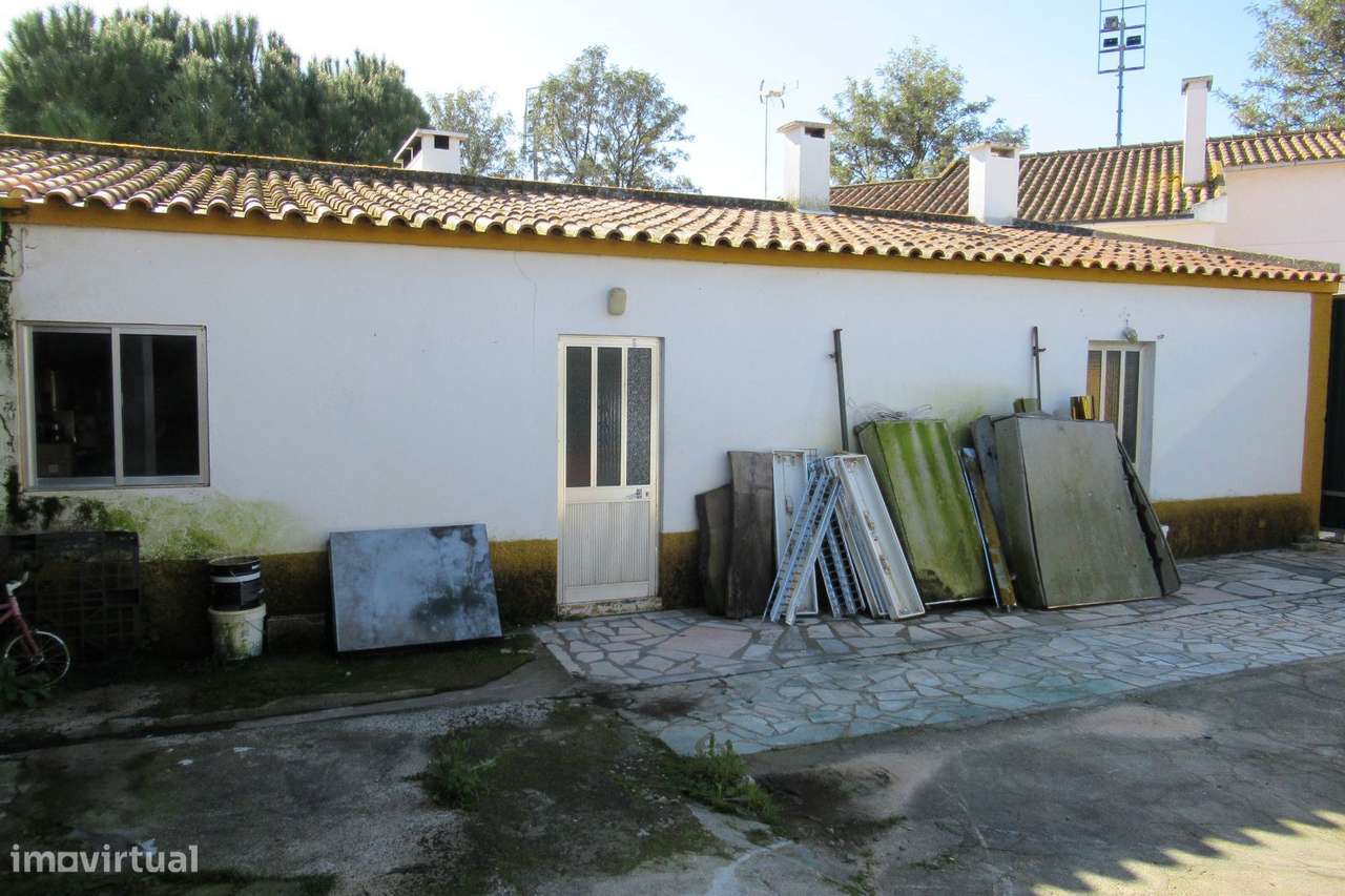 MORADIA ISOLADA COM COMÉRCIO E MORADIA DE R/C.-23