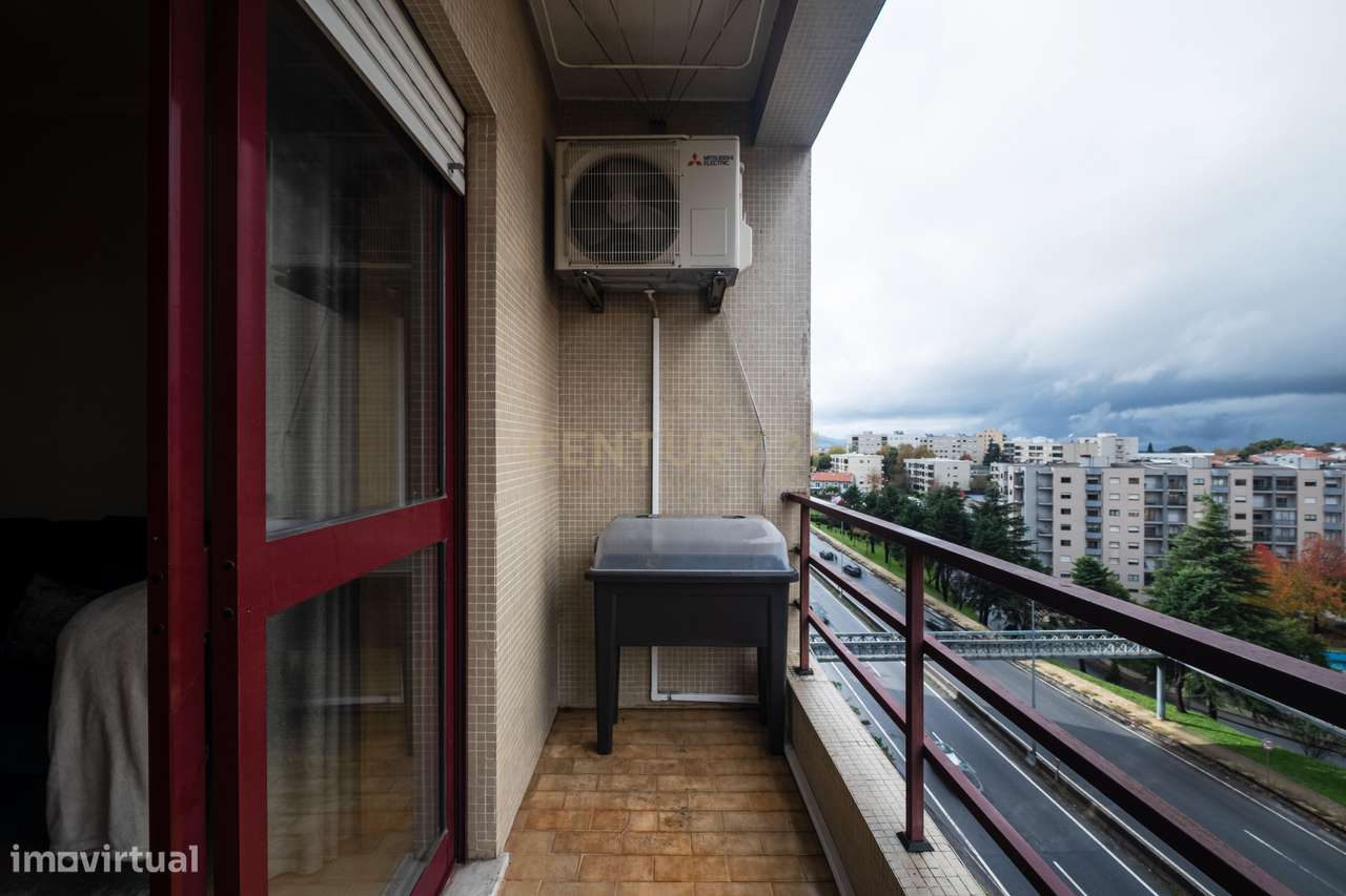 Apartamento T3 Renovado, com aquecimento central, varanda e lugar de g-26