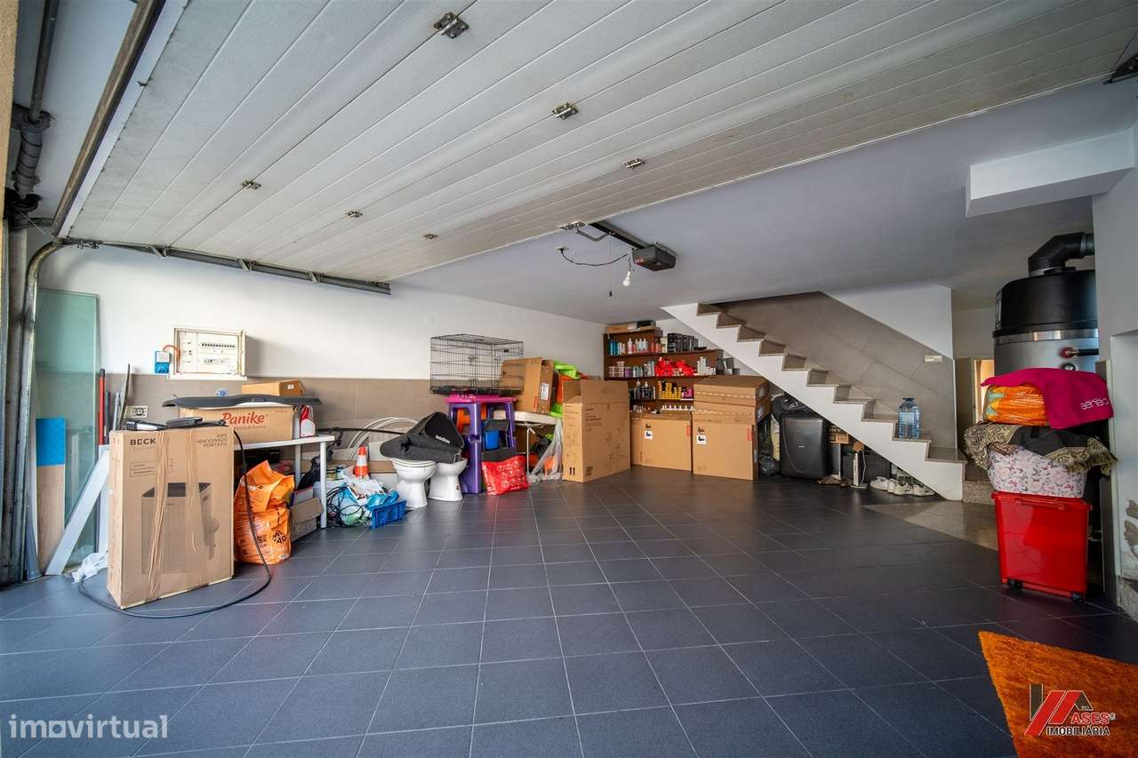 MORADIA T3 COM ÓTIMAS ÁREAS E ESPAÇO PARA NEGÓCIO PRÓPRIO!-18
