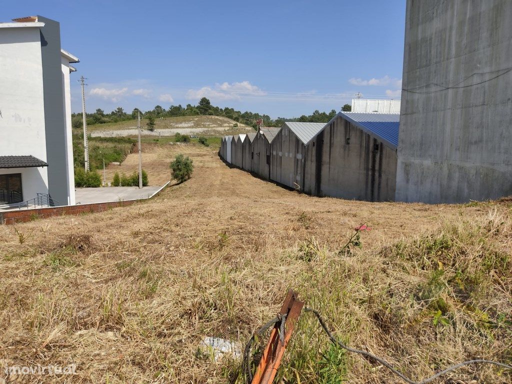 Terreno para urbanizar armazéns e serviços, na Pedrulha.