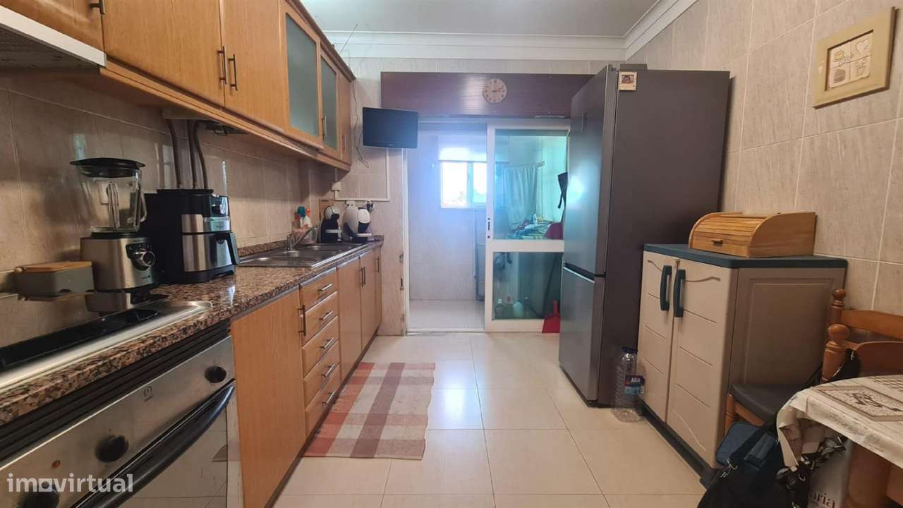 T2 com duas frentes solares, garagem e elevador - Grande imagem: 3/15