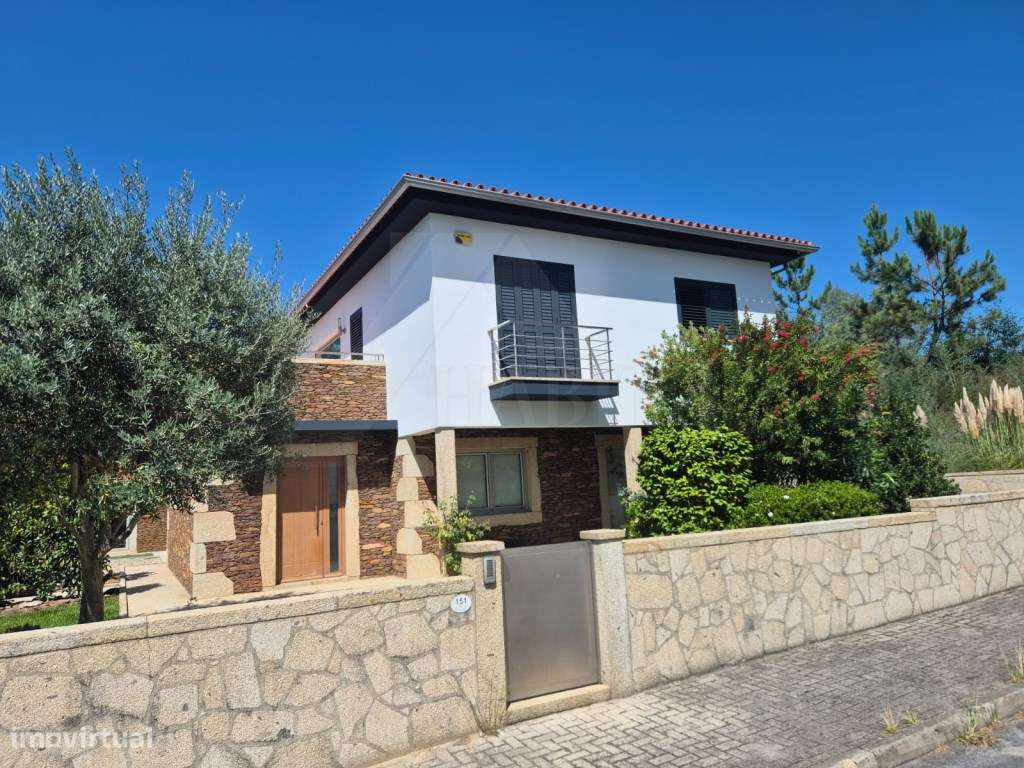 Moradia T4 com Suite, Jardim e Garagem - Centro de Ponte de Lima-2