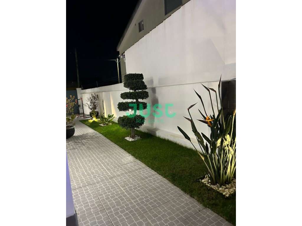 Moradia isolada, T3, seminova com garagem e piscina na Quinta do Conde-18