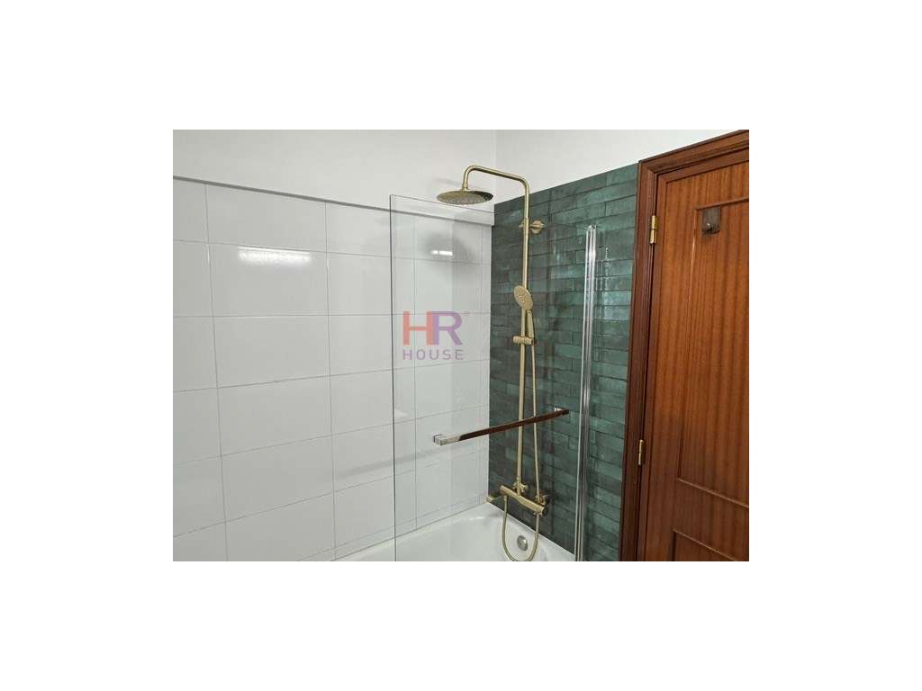 Vende-se T3 totalmente mobilado com três aparcamentos privativos.-23