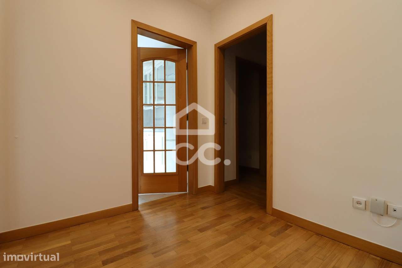 Arrenda-se apartamento T2 no Vale das Flores - Grande imagem: 3/15