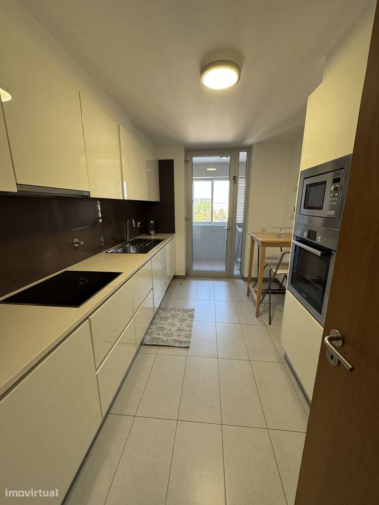 Alugo T2 - Em frente ao HSJ e metro - Grande imagem: 4/5