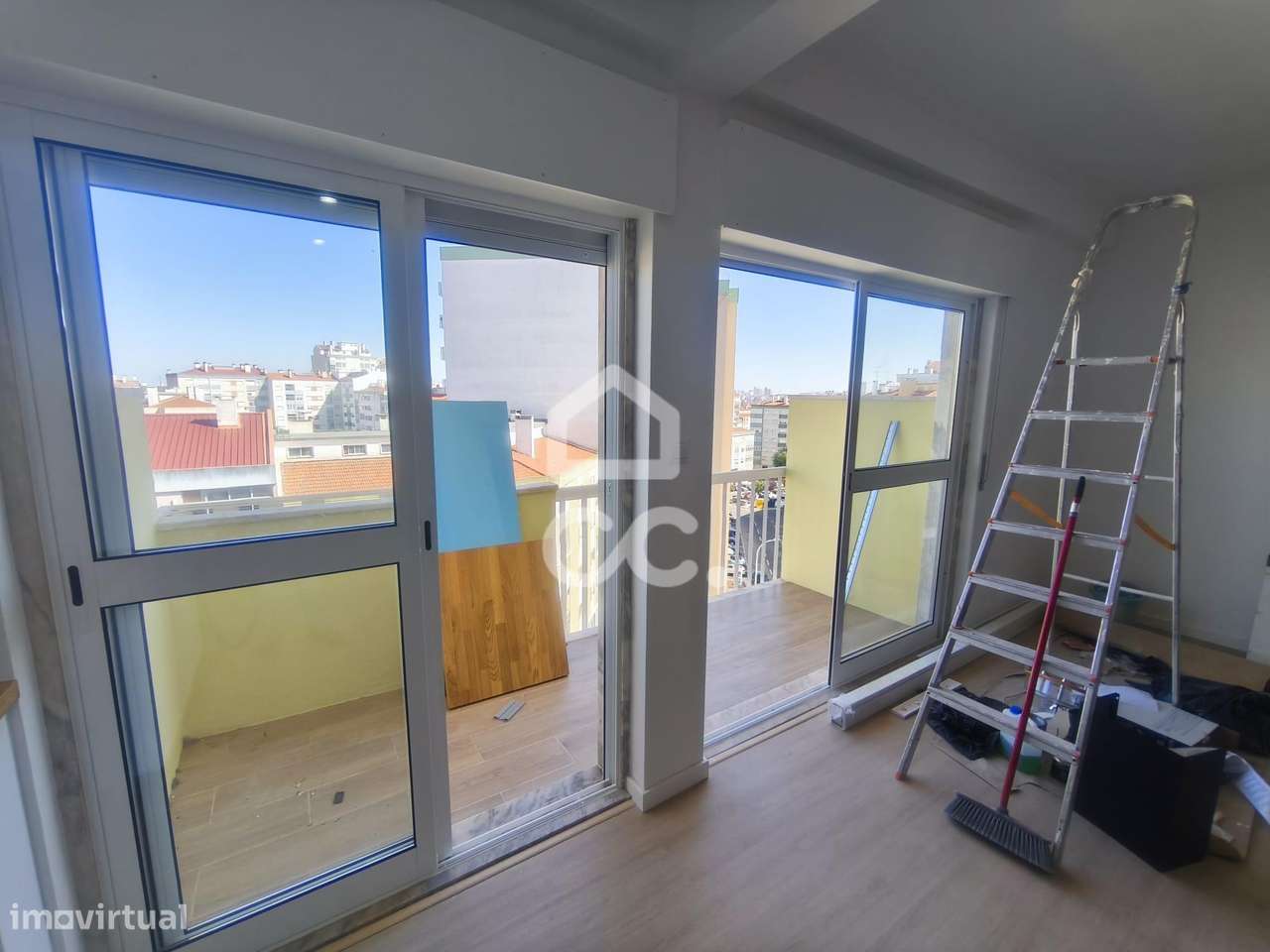 T3 Renovado com 3 Varandas na Amadora-20