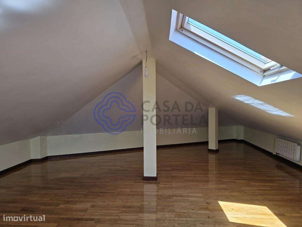Moradia T3 com varanda, aproveitamento de sótão com Luz direta e terr - Grande imagem: 2/32