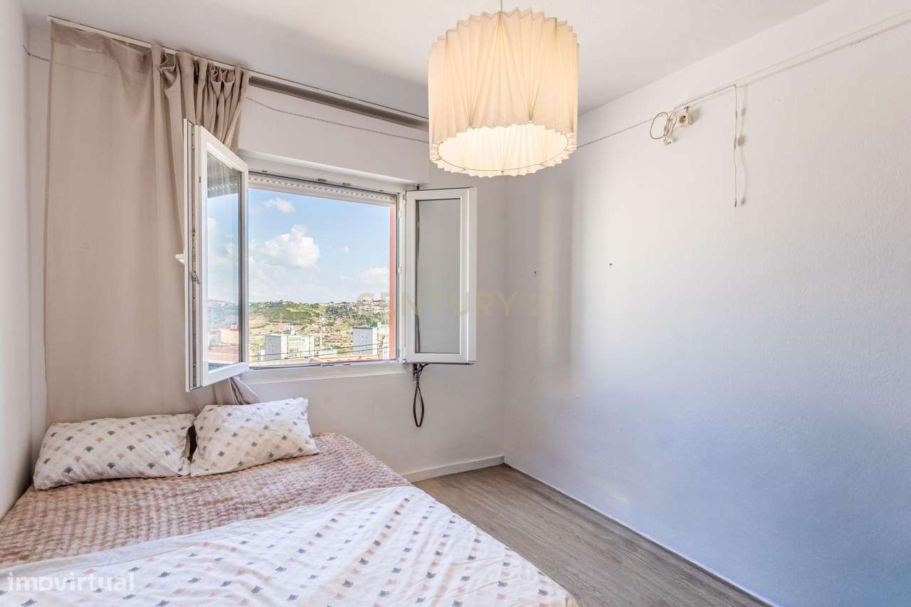 Apartamento T2 com vista desafogada em Santo António dos Cavaleiros-9