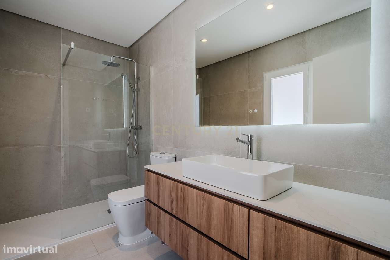 Moradia Térrea T4 totalmente renovada, com piscina, espaço exterior e-13