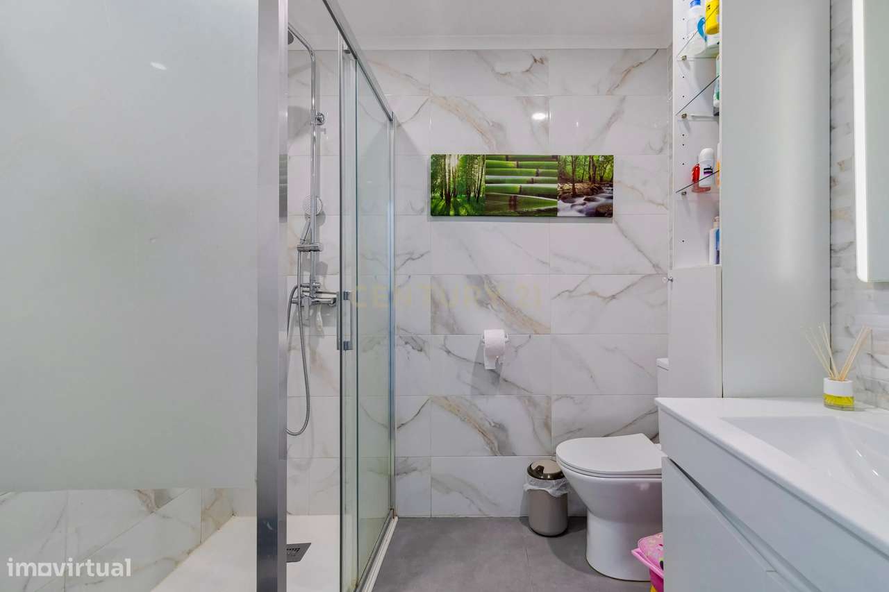 Apartamento T2/3  remodelado com excelente luminosidade e varanda fech-13