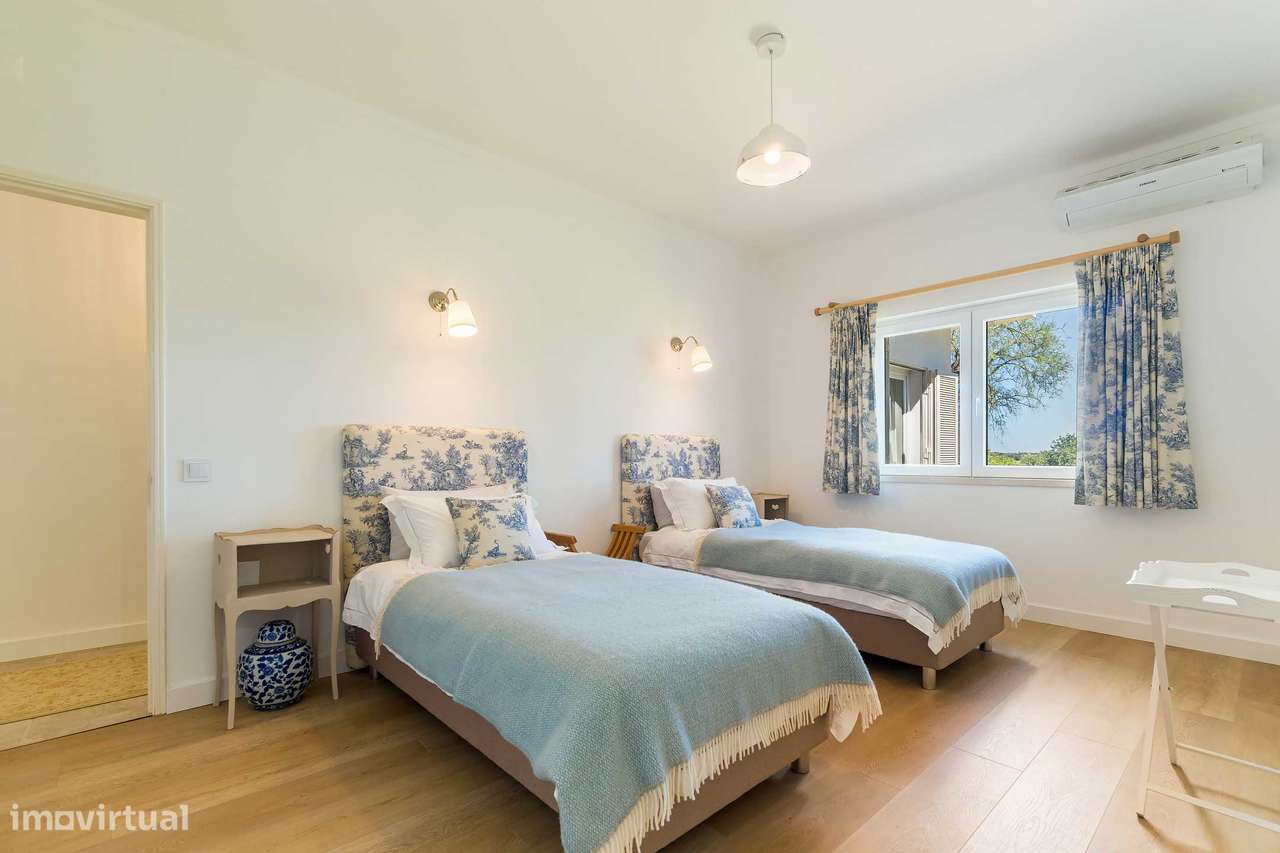 Moradia de luxo com piscina, anexo, campo de ténis  e jardim-32
