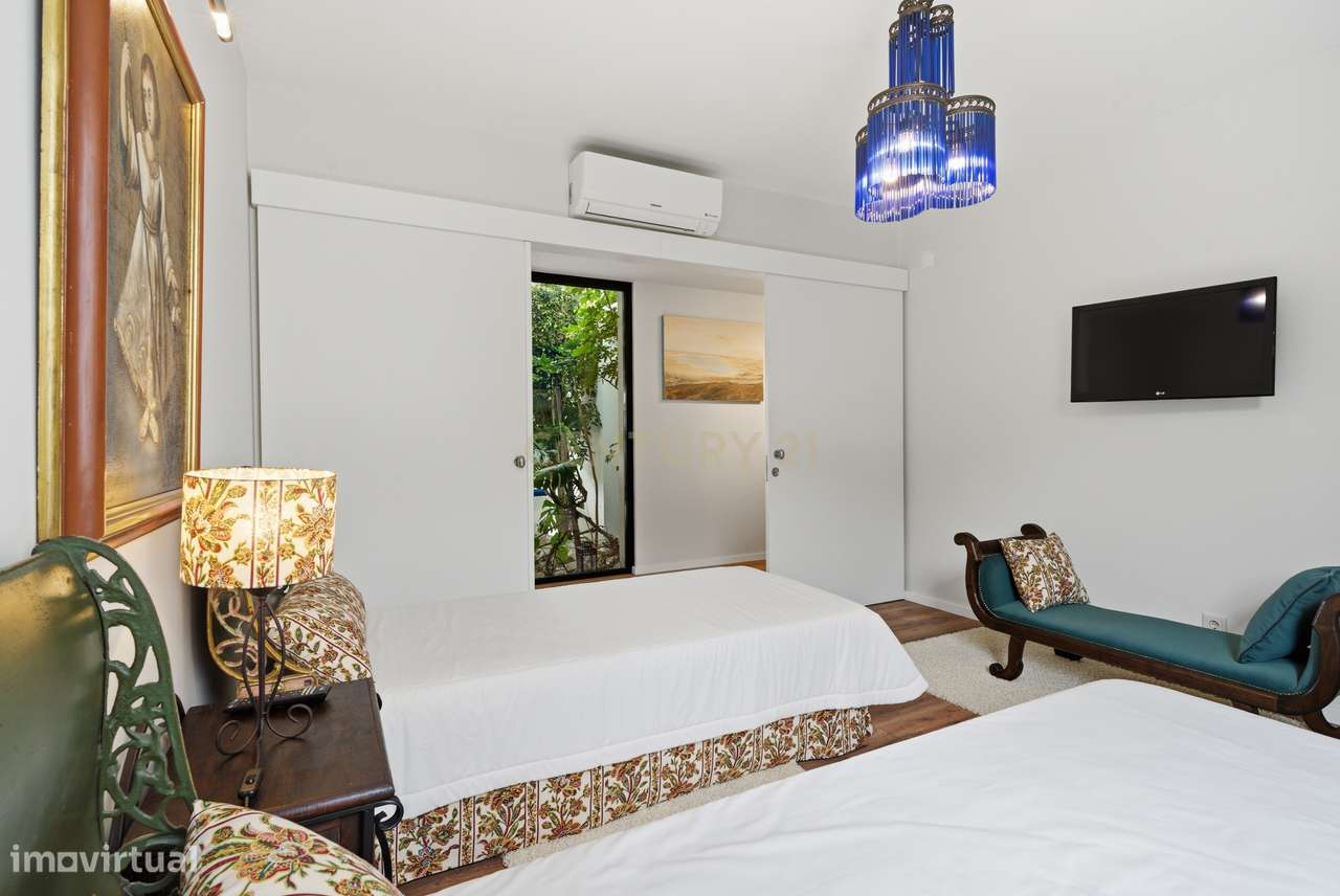 Quintinha T4 com edificação contemporânea no coração do Oeste, com ter-10