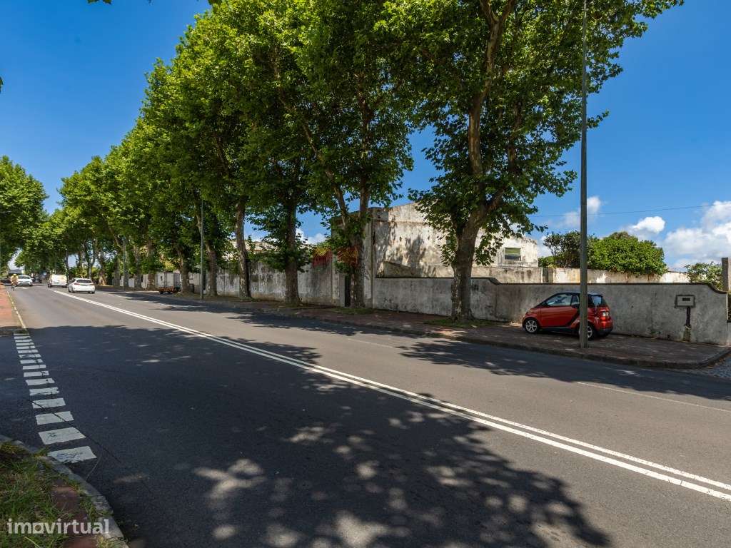 Moradia inserida em terreno de 569m2, Ponta Delgada Ilha de São Miguel-21